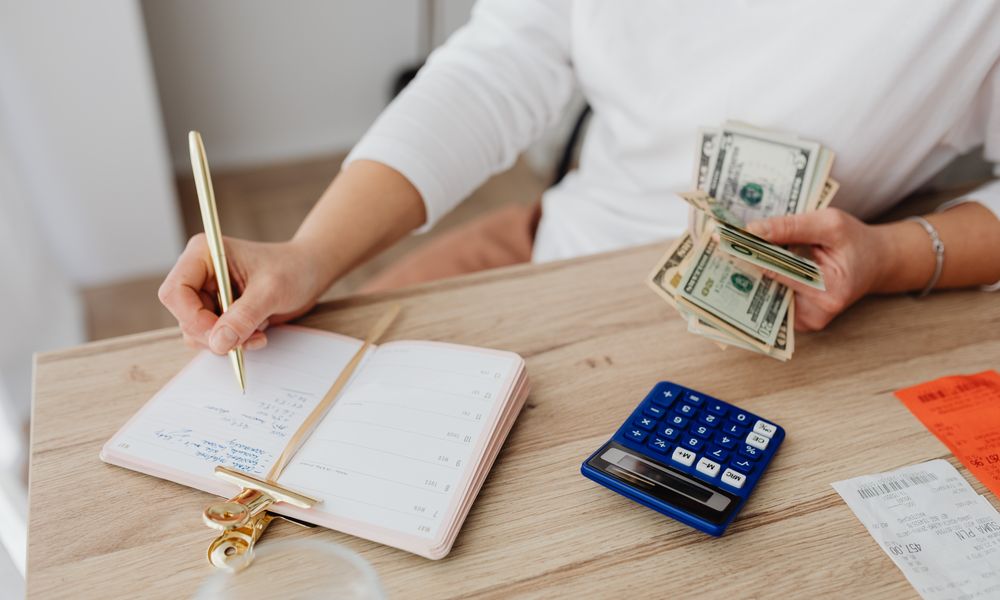 How to Make a Monthly Budget That Actually Works (The 50/30/20 Rule)