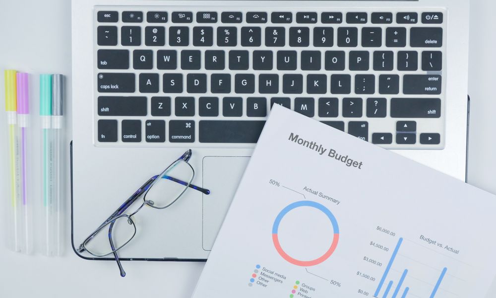 How to Make a Monthly Budget That Actually Works (The 50/30/20 Rule)